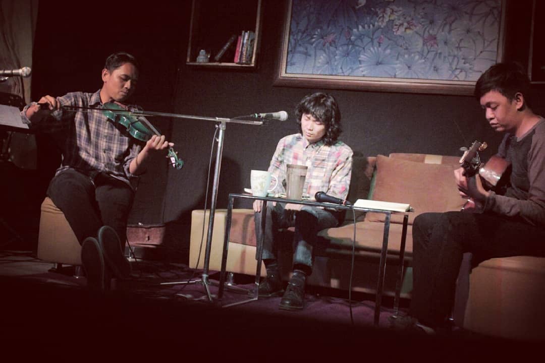 jendela_dan_pena_saat_manggung